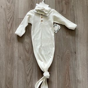 NWT Chelsea & Violet baby ribbed knotted gown with matching bow.